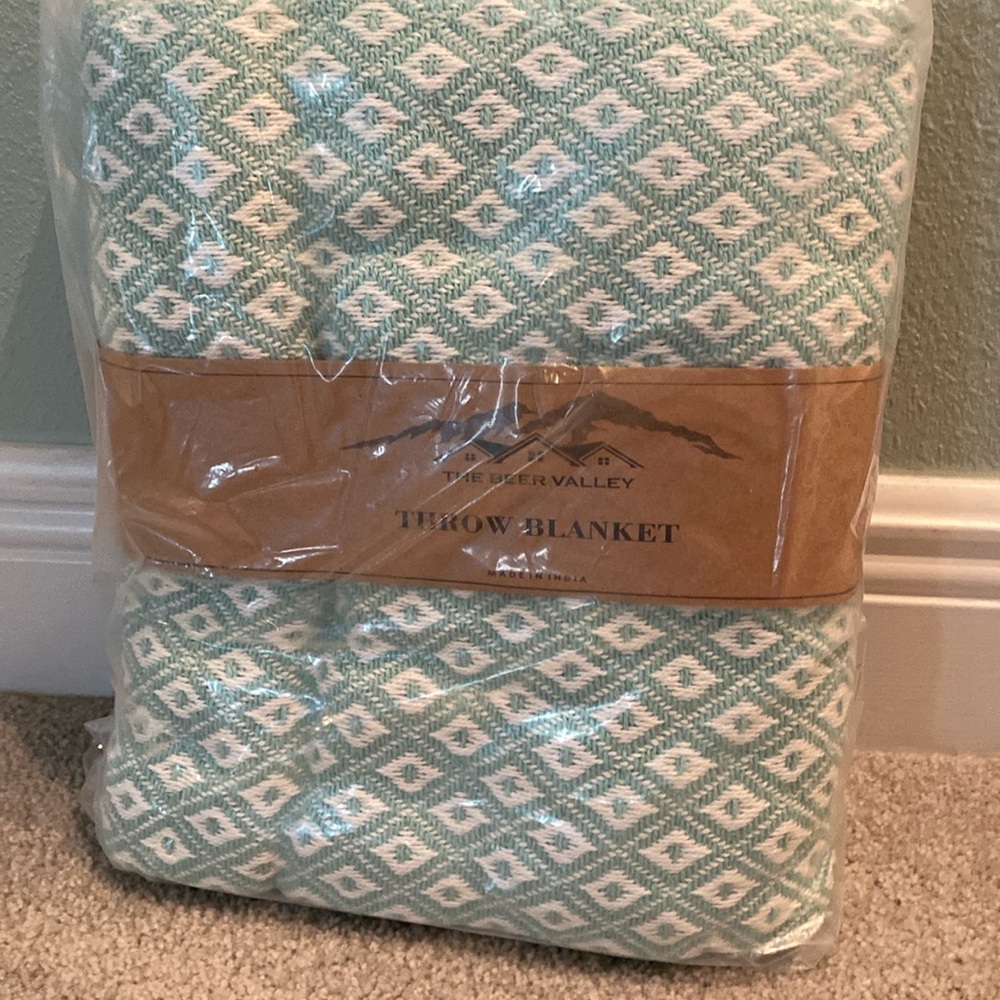 beautiful 50x60 all season throw blanket. aqua/white